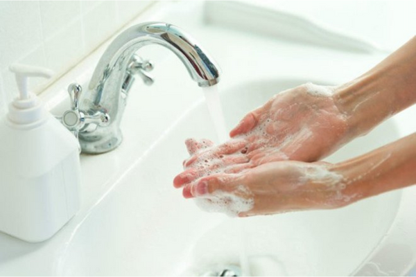 Rửa tay trước khi pha sữa cho bé là một việc hết sức cần thiết