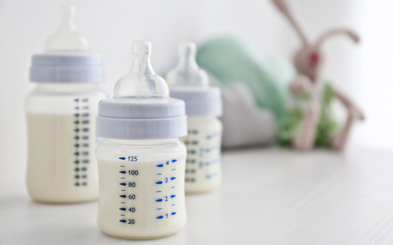 Trộn sữa mẹ và sữa công thức trong bình sữa cho bé 